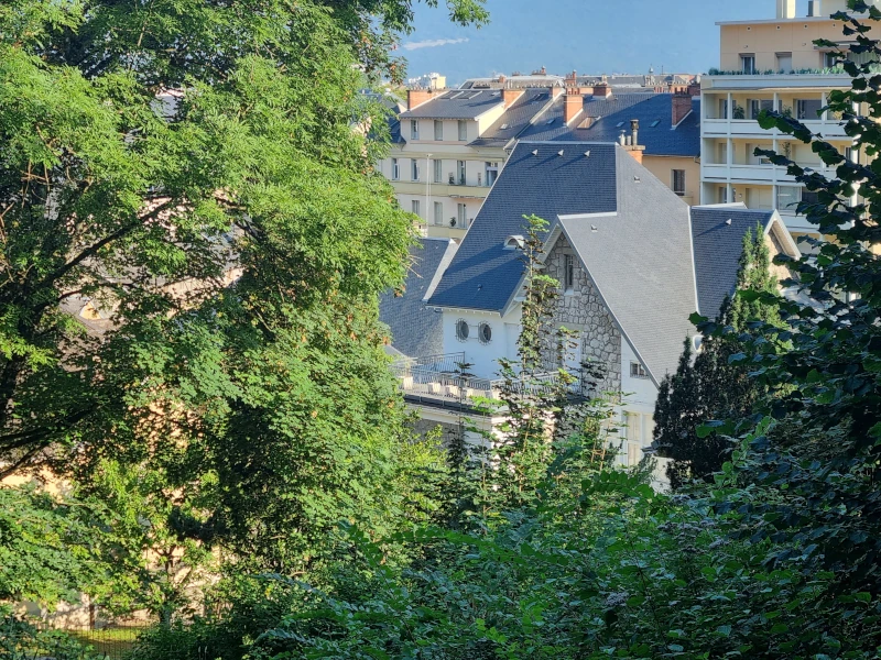 Vue de l'arrière du quartier Curial depuis le parc de la calamine